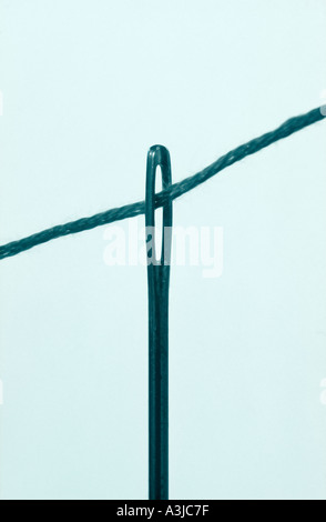 Faden durch ein Nadelöhr Stockfoto