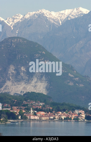 Blick auf Baveno und den Bergen am See Maggiore Lombardei Italien Stockfoto