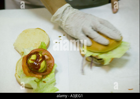 Vorbereitung einen Hamburger Burger Joint Restaurant im Parker Meridien Hotel New York Stockfoto