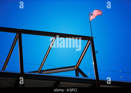 Amerikanische Flagge auf Bau-framework Stockfoto