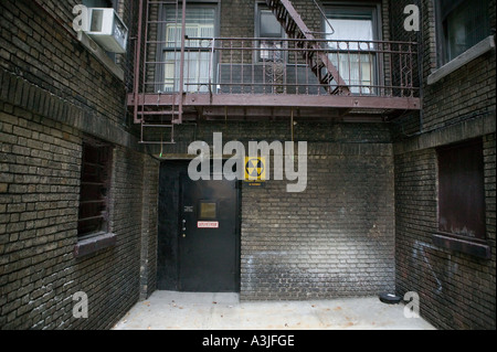 Mit Blick auf ein Superintendent s Tür und Fallout Atomschutzbunker Schriftzug auf dem Hof des Gebäudes in New York Ziegels Stockfoto
