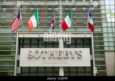 Blick auf die Fassade der Auktion Sotheby s Hausbau 1334 York Avenue in New York City USA Juni 2005 Stockfoto