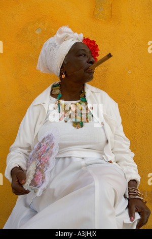 Frau mit Zigarre, Havanna, Kuba Stockfoto
