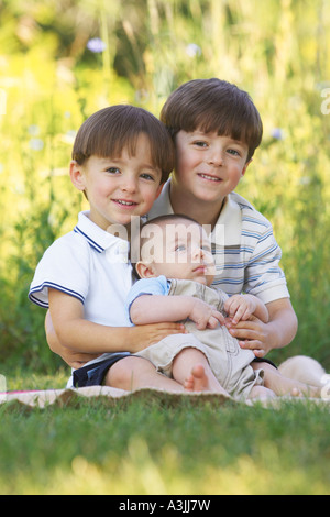 Porträt von drei Brüdern im freien Stockfoto