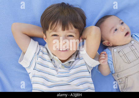 Porträt des jungen mit kleinen Bruder Stockfoto