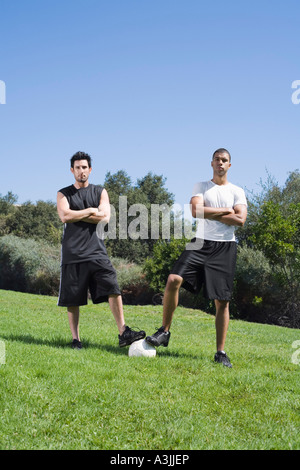 Porträt von Männern mit Fußball Stockfoto