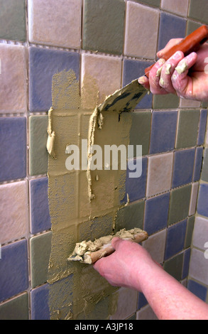 ANWENDEN VON FUGEN IM BADEZIMMER MIT PILKINGTON FLIESEN Stockfoto