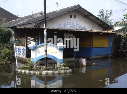 überflutete Straßen nach schweren Trosobo in der Nähe von Surabaya Java Indonesien Monsunregen Stockfoto