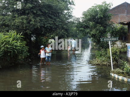überflutete Straßen nach schweren Trosobo in der Nähe von Surabaya Java Indonesien Monsunregen Stockfoto