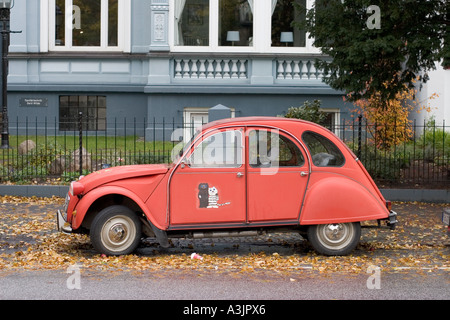 Rot Citroen 2CV auf Seitenstraße geparkt Stockfoto