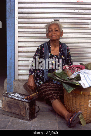 Ältere Frau verkaufen Satay am Straßenrand in Madiun Ost-Java Indonesien Stockfoto