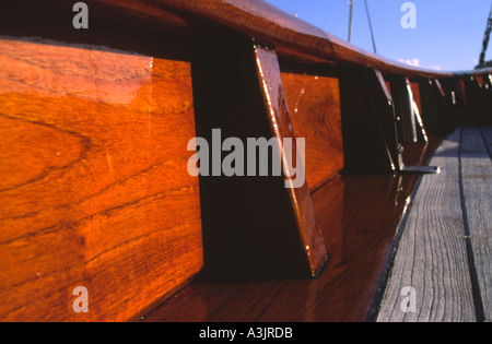 Dollborden oder Butterfische einer hölzernen Segelyacht Stockfoto