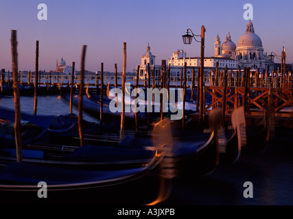 Santa Maria della Salute Kirche Dawn Lichtquellen-Ansicht von Molo Gondeln im Vordergrund Venedig Veneto Italien Stockfoto