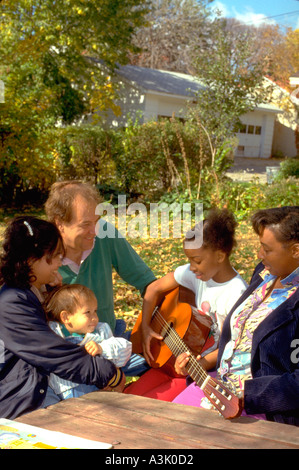 Mütter Alter 40, Gitarrist 9 Jahre alt, junge Alter 3, männlichen Alter von 50 Jahren. St Paul Minnesota USA Stockfoto