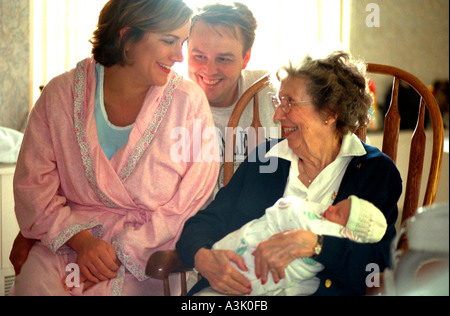 Drei Generationen feiern Neugeborenen jungen Alter 30 und 85. Edina, Minnesota USA Stockfoto