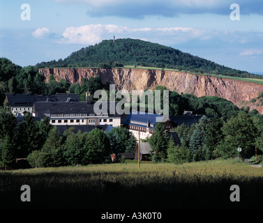 Einsturztrichter Pinge in der Erzgebirgischen Bergbaustadt Altenberg Mit Rathaus Und Geisingberg Stockfoto