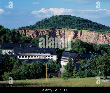 Einsturztrichter Pinge in der Erzgebirgischen Bergbaustadt Altenberg Mit Rathaus Und Geisingberg Stockfoto