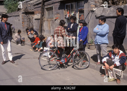 Peking China 1990er. Klug gekleidete Chinesen arbeitslose Männer Frauen warten auf eine mögliche Arbeit an einem inoffiziellen Arbeitsplatz. 1998 HOMER SYKES Stockfoto