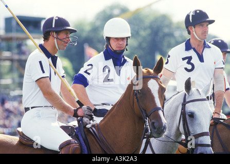 Prinz Charles spielen Polo Guards Polo Club im Windsor Great Park Berkshire England circa 1985 1980 s UK HOMER SYKES Stockfoto