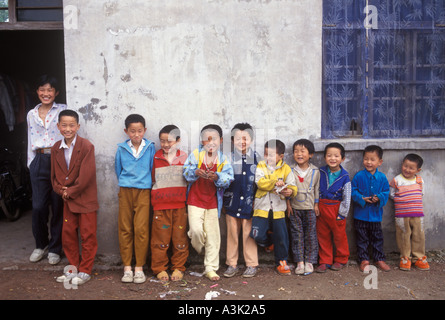 China Anhui Provinz 1990er Jahre, Liufu Dorf ländliche Gemeinschaft Chinesische ein Kind Politik produziert hohen Anteil an Jungen 1998 HOMER SYKES Stockfoto