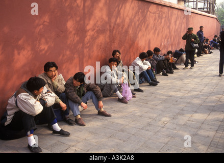 Peking China Economy 1990er. Arbeitslose Männer auf einem informellen täglichen Arbeitsmarkt. Von der örtlichen Regierung nicht anerkannt 1998 HOMER SYKES Stockfoto