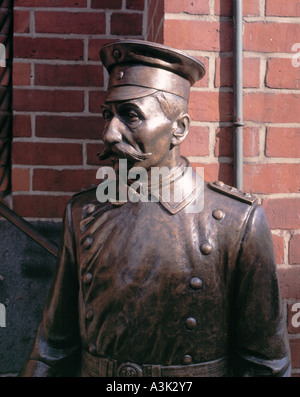 Bronzeplastik des Hauptmann von Köpenick Alias Schuster Wilhelm Voigt in Berlin-Köpenick Stockfoto