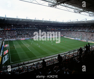 Fußball-Bundesliga, 2004/2005, Menge von Zuschauern im Stadion Borussia-Park in Mönchengladbach, Borussia Moenchengladbach vs. VfB Stuttgart 2:0, D-Mönchengladbach, Niederrhein, Nordrhein-Westfalen Stockfoto