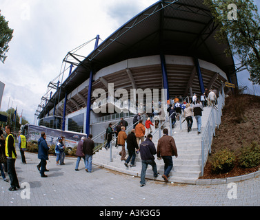 Fußball, 2. Bundesliga 2004/2005, MSV Duisburg vs. Karlsruher SC 1:4, Menschen zu Fuß auf der MSV-Arena in Duisburg Stockfoto