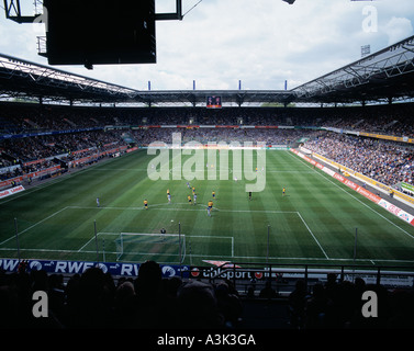 Fußball, 2. Bundesliga 2004/2005, Menge von Zuschauern im Stadion MSV Arena in Duisburg, MSV Duisburg vs. Karlsruher SC 1:4, D-Duisburg, Niederrhein, Ruhrgebiet, Nordrhein-Westfalen Stockfoto