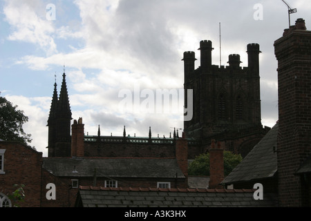 Auf der Dachterrasse Blick auf Chester von der Stadtmauer zeigt die Kathedrale zwischen den Schornsteinen Stockfoto