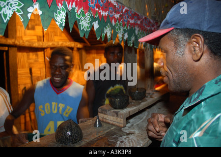Ein Kava-Bar auf Tanna Insel in Vanuatu wo Kava durch das Licht einer Lampe Huricane serviert wird Stockfoto