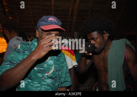 Trinken Kava Kava Bar auf Tanna Insel in Vanuatu wo Kava durch das Licht einer Lampe Huricane serviert wird Stockfoto