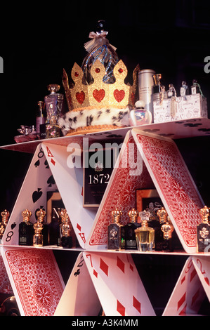 Pyramide von Spielkarten: Schaufenster des Parfums bei Fortnum and Mason am Weihnachten, Piccadilly, London Stockfoto