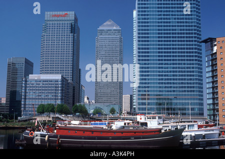 Hausbooten festgemacht in Blackwall Basin vor Bürotürme der Canary Wharf, London Docklands, England Stockfoto