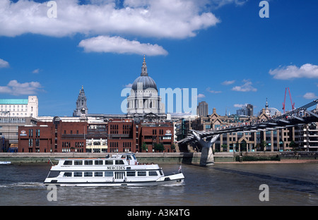 Stadt von London, mit weißen Touristenboot auf Themse vorbei an Str. Pauls Kathedrale vor der Millennium Bridge, England Stockfoto