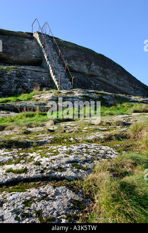 Granittreppen mit Rost Metall Handläufe im Vorfeld klar, blauen Himmel an der Spitze der Blackinstone Felsen in der Nähe Moretonhampstead Stockfoto