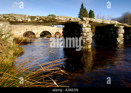 Dorf postbridge Dartmoor zeigt sowohl die neueren Stein Road Bridge Crossing und der alten aus dem 14. Jahrhundert clapper Bridge Stockfoto