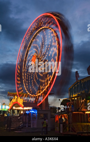 Ein Riesenrad auf einen Rummelplatz, drehen in der Nacht.  Die Big Cheese, Caerphilly, S. Wales. VEREINIGTES KÖNIGREICH. Stockfoto