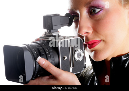 Junge kreative Fotografin mit einem Retro Mittelformat Hasselblad Kamera Isoliert gegen einen weißen Hintergrund mit einen Freistellungspfad Stockfoto