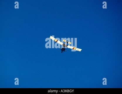 Microlite leichten einmotorigen Flugzeugen vor blauem Himmel Stockfoto