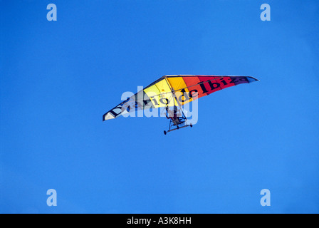 Microlite leichten einmotorigen Flugzeugen vor blauem Himmel Stockfoto