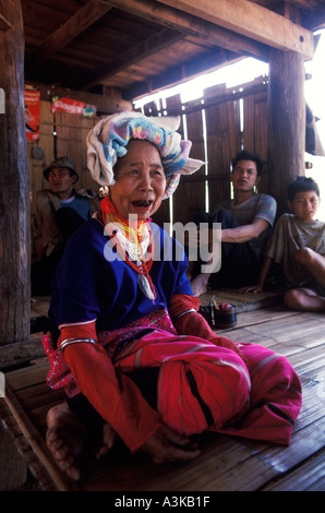 Karen Hill Stammes Dorf von Banden Nord-Thailand Südostasien. Ältere Frau mit Turban aus einem Handtuch mit Western-Muster. HOMER SYKES der 1990er Jahre Stockfoto