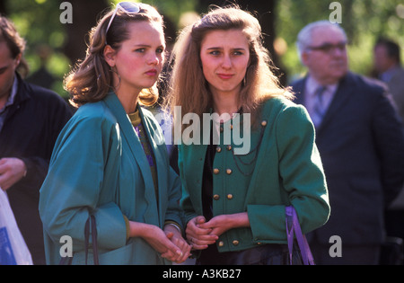 Riga Lettland EIN baltischer Staat Teil der UdSSR. Zwei junge moderne Frauen 1989 1980er HOMER SYKES Stockfoto