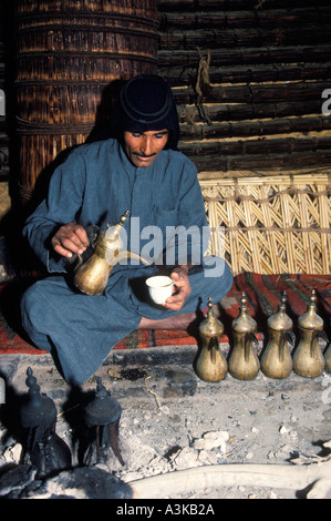 Marsh Arab man Iraq, im Schilfhaus mit einer Reihe Kaffeekannen. 1984. Südirak bei Basra 1980er HOMER SYKES Stockfoto