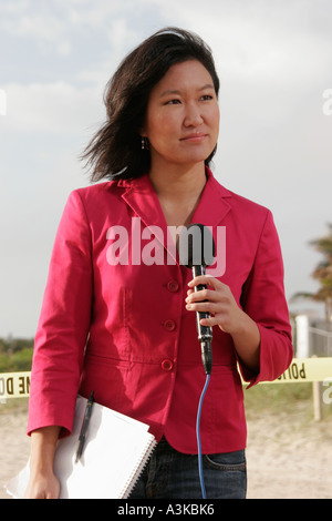 Miami Beach Florida, asiatische Frau, Journalist, Reporter, Medien, Interview, Interviews, Mikrofon, Wasserflugzeug Absturz, Besucher reisen Reise touristentouris Stockfoto