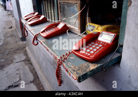 Festnetz-Telefone warten auf Kunden in Pekings Dazhalan Hutongs. Stockfoto