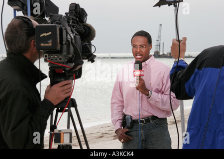 Miami Beach, Florida, Schwarze Männer, Fernsehjournalist, Reporter, Medien, Interview, Interviews, CNN, Mikrofon, Wasserflugzeugabsturz, auf Sendung, FL051231086 Stockfoto