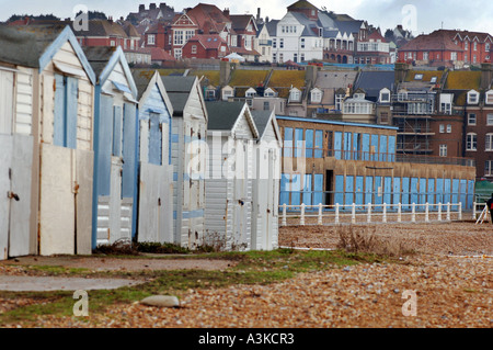 Traditionelle hölzerne Edwardian Strandhütten neben konkreten 1930er Jahre Beach Chalets im St Leonards on Sea, East Sussex Stockfoto