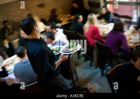 Innenansicht der hippen öffentlichen Restaurants während Sonntagmorgen Brunch im Stadtteil NoLIta von New York City-NY-USA Januar 2 Stockfoto