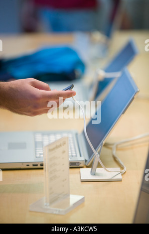 Eine Person hält und untersucht einen iPod Nano im Apple Store in SoHo in New York City USA, Oktober 2005 Stockfoto